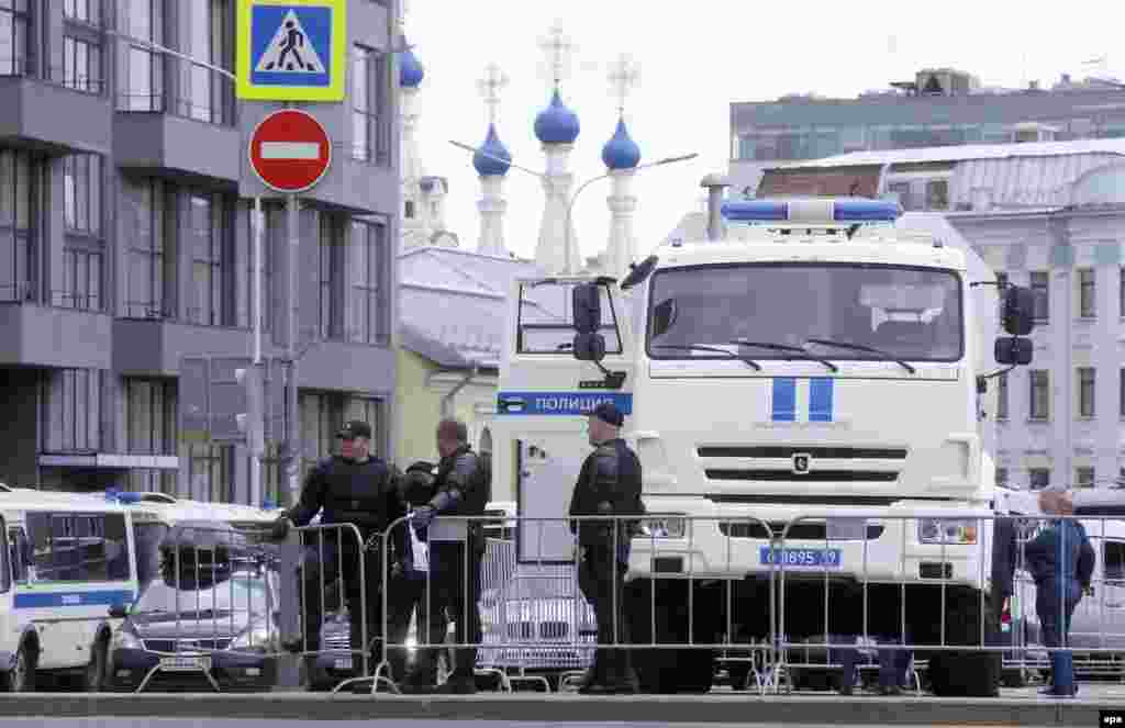 Москва. Полиция готовится к задержаниям.