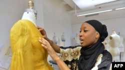 Мусульманский дизайнер Нзинга Найт рядом с одной из своих работ в студии. Нью-Йорк, 19 августа 2012 года.