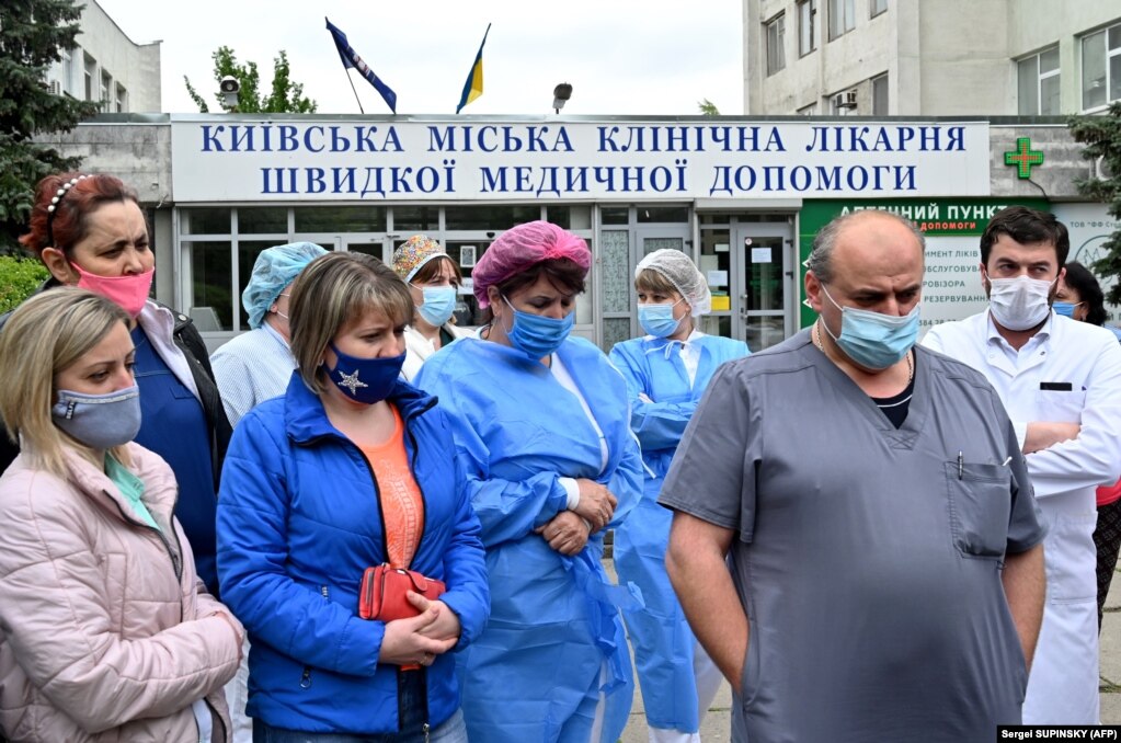 Mjekët dhe infermierët u mblodhën para një spitali të Kievit, më 6 maj, për të protestuar kundër uljes së pagave të tyre si rezultat i reformave të vazhdueshme mjekësore të vendit.
