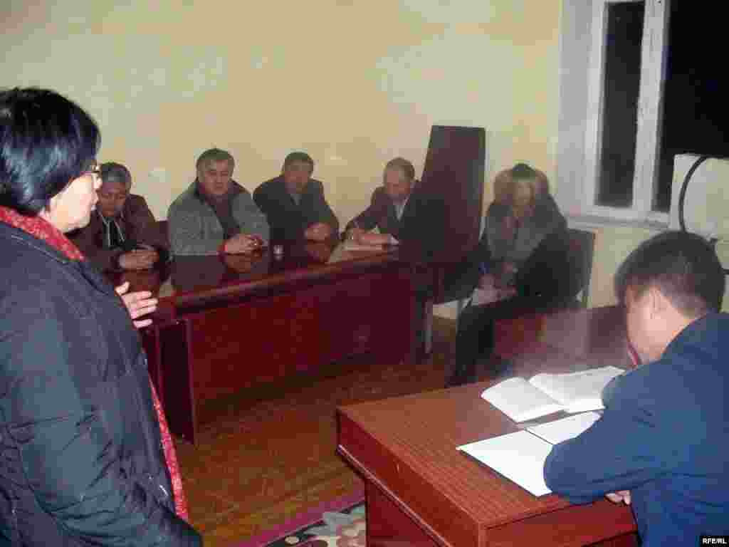 оппозиция өкүлдөрү райондук ички иштер бөлүмүндө. - Kyrgyzstan - leader of opposition party "Ata Meken" Omurbek Tekebaev during the meeting with local population of Talas region. 16Jan2009