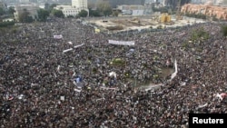 Prezident Mubaregiň häkimiýet başyndan kowulmagyny talap etmek üçin sişenbe güni 2 milliona çenli adam Kairiň Tahrir meýdançasyna ýygnandy.