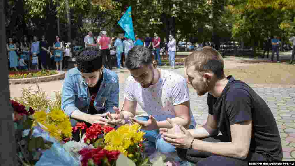 Учасники акції також провели на залізничному вокзалі традиційний кримськотатарський молебень. Після його закінчення співробітники російської поліції зачитали їм застереження про неприпустимість порушення закону