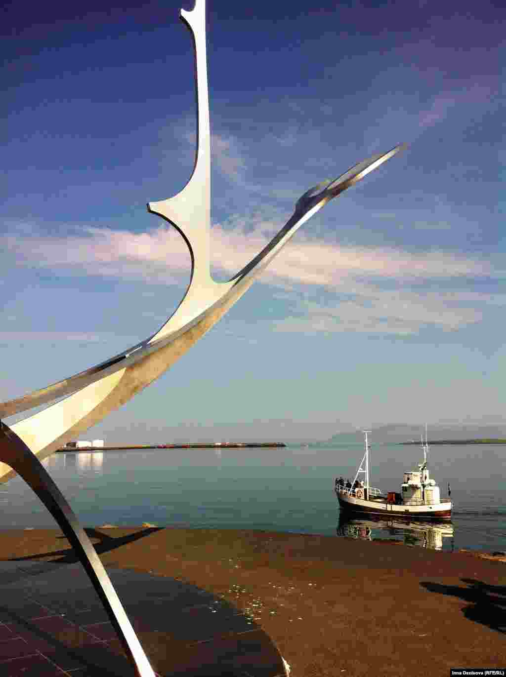 Еще один символ Рейкъявика --Sólfar, &quot;Солнечный странник&quot; &mdash; скульп&shy;тура &nbsp;Йона Гуннара Арнасона на набережной&nbsp;Sæbraut, изображающая лодку викингов, плывущую к солнцу.&nbsp;