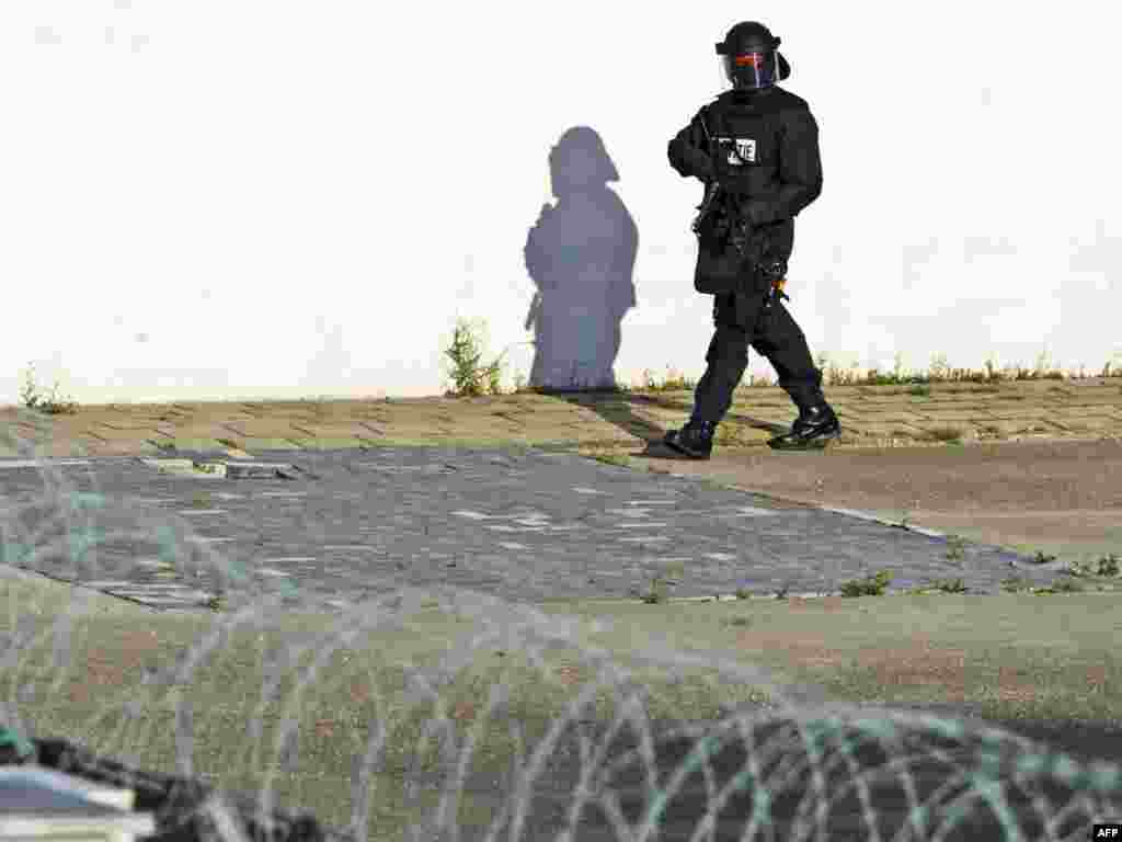 Pripadnik holandskih specijalnih snaga ispred zatvora Sheveningen u Hagu uoči dolaska Mladića