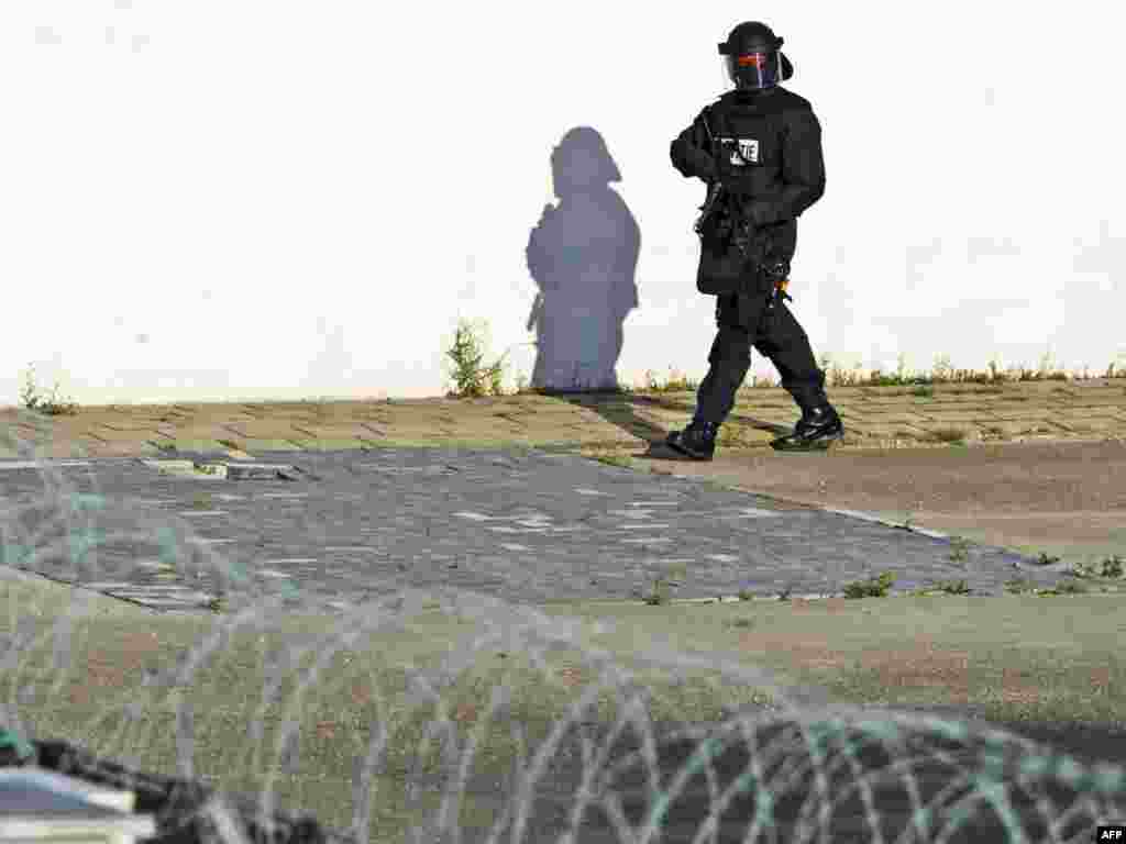 A member of the Dutch special forces guard at the Scheveningen prison in The Hague ahead of Mladic's expected arrival on May 31. AFP photo by ANP/Robin Utrecht