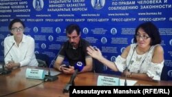 Құқық қорғаушылар Бақытжан Төреғожина (оң жақта), Евгений Жовтис (ортада) және Мұратбек Тұңғышбаевтың әйелі Мерей Қалиева. Алматы, 15 тамыз 2018 жыл. 