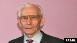 Азат Надиров
