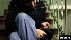 Наркоман делает инъекцию героина на лестничной площадке в одном из московских домов. Ноябрь 2010 года