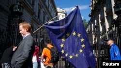 Референдумнан соң. Европа Берлеге байрагын тоткан британ Лондонның Даунинг-стрит урамы буйлап бара. 24 июнь 2016
