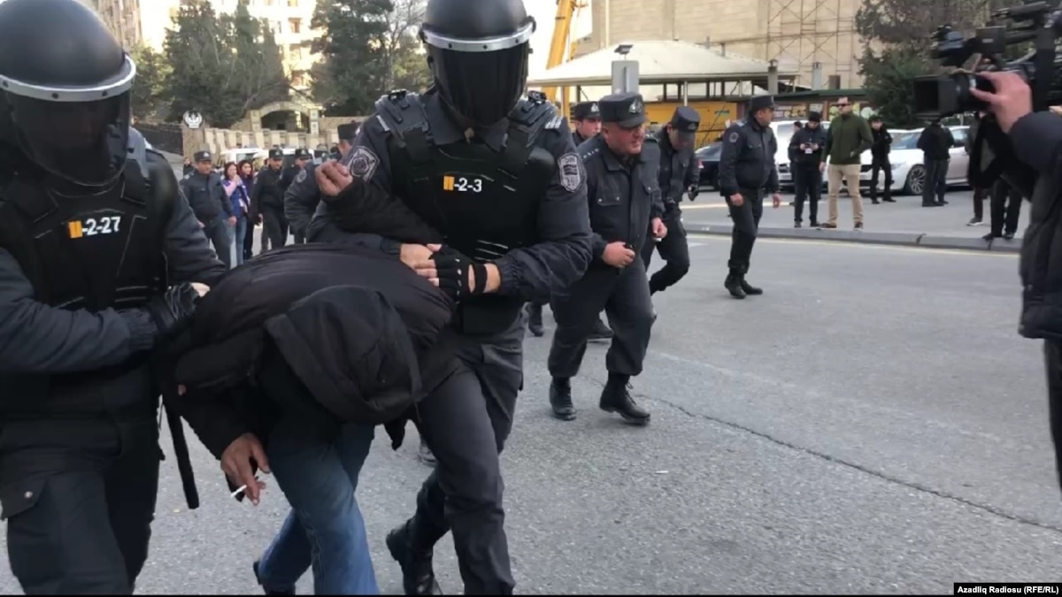 oi5.ru: В Азербайджане разогнали акцию протеста и задержали десятки оппозиционеров В Азербайджане разогнали акцию протеста и задержали десятки оппозиционеров
