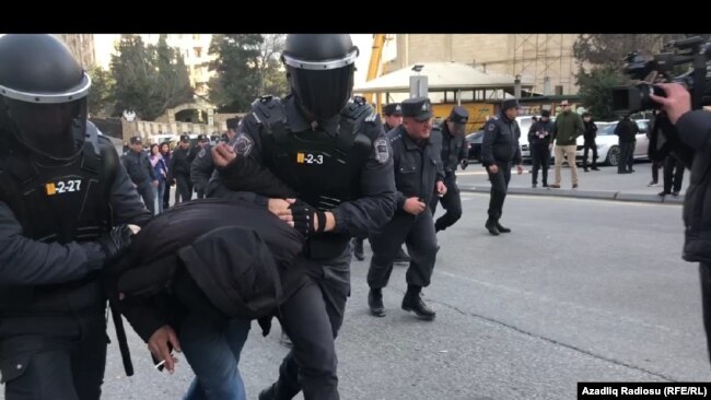 Xüsusi geyimli polislər aksiyaçını saxlayıb, 16 fevral 2020