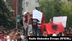 По апсењето на обвинетите во мај беа организирани низа протести во Скопје на кои беше побарано ослободување на обвинетите.