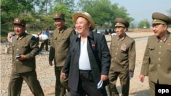 از تصاویر و دیدارهای رسمی منتشر شده از رهبر کره شمالی (در وسط تصویر) به مراتب کاسته شده است