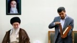 محمود احمدی‌نژاد (راست) و آیت‌الله علی خامنه‌ای