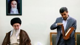 محمود احمدی‌نژاد (راست) و آیت‌الله علی خامنه‌ای