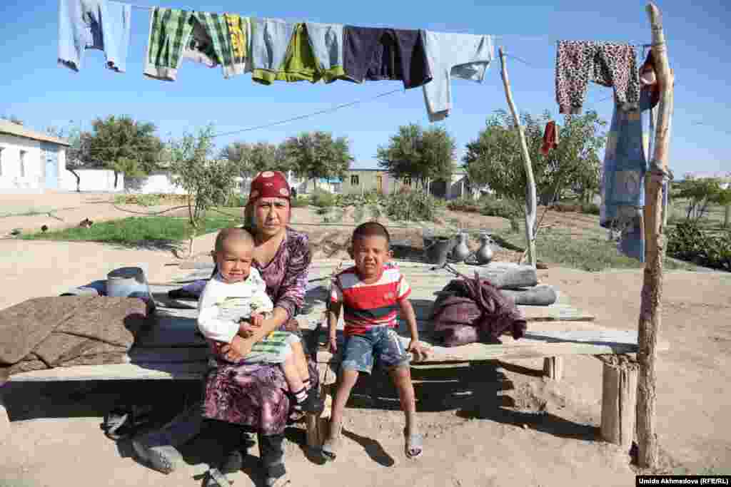Еще одна семья этнических казахов из Атакоргана. Самара &ndash; так зовут хозяйку &ndash; живет в селе с мужем и маленькими детьми. Муж занимается рыболовством. Самара &ndash; домашним хозяйством.