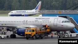 Pamje e një aeroplani të Aeroflotit dhe të kompanisë Transaero