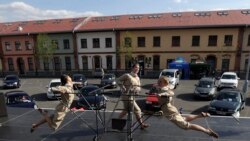 Performans za vrijeme Art Drive-in festivala u Pragu ljudi gledaju iz sigurnosti svojih automobila, 26. april 2020.