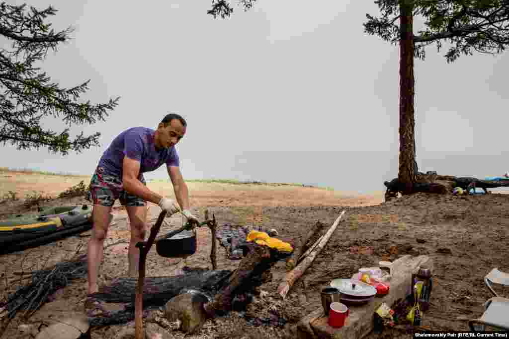 Невзирая на пожары, вызванные возгаранием сухого леса, туристы продолжают готовить пищу на открытом огне