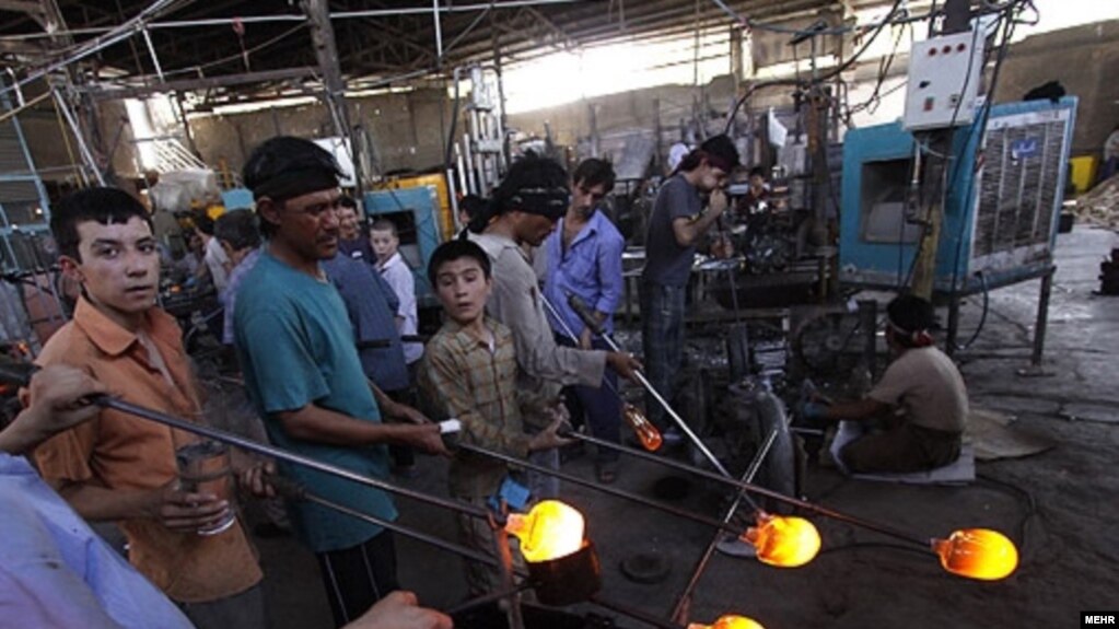 کودک کار در یک کارخانه شیشه‌گری در ایران