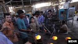 کودک کار در یک کارخانه شیشه‌گری در ایران