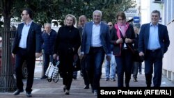 Лидеры "Демократического фронта" Черногории прибывают в суд по делу о попытке переворота. Подгорица, октябрь 2017 года.