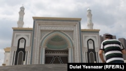 Возле мечети в Астане