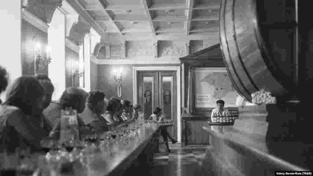 &laquo;Масандра&raquo; &ndash; найдавніше винне підземне сховище в Україні. Головний блок тунелів побудований у 1897 році. У них завжди зберігається температура 10-12 &deg;C &ndash; найбільш прийнятна для витримки вина. &nbsp; На фото: дегустаційний зал &laquo;Масандри&raquo;, 1966 рік