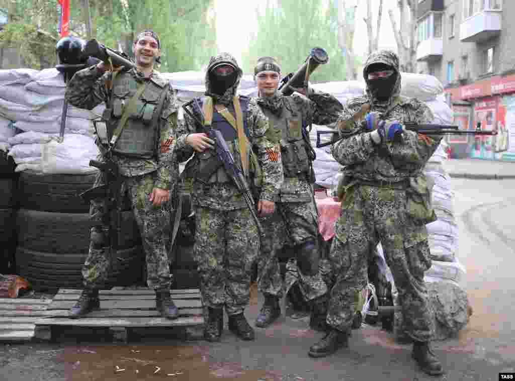 Озброєні проросійські бойовики позують для фотографії біля барикади у Слов&rsquo;янську