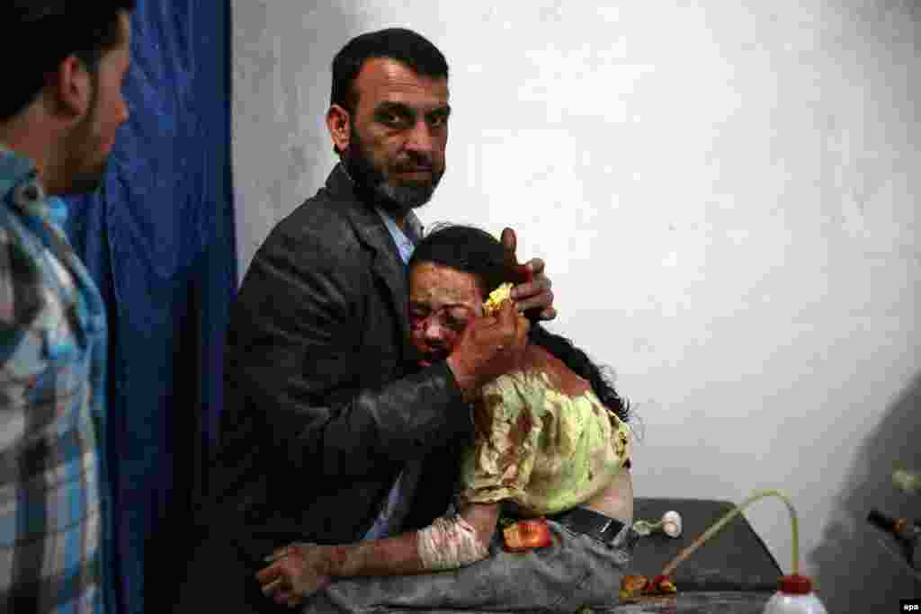 Фотография Абд Думани, занявшего второе место в категории &quot;Новости&quot;. Сирия, походный госпиталь в городе Доума.