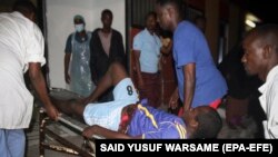 رویترز به نقل از یک مقام اورژانس سومالی نوشت که در رویدادهای روز جمعه ۱۸ تن کشته و دست کم ۲۰ تن زخمی شده‌اند.