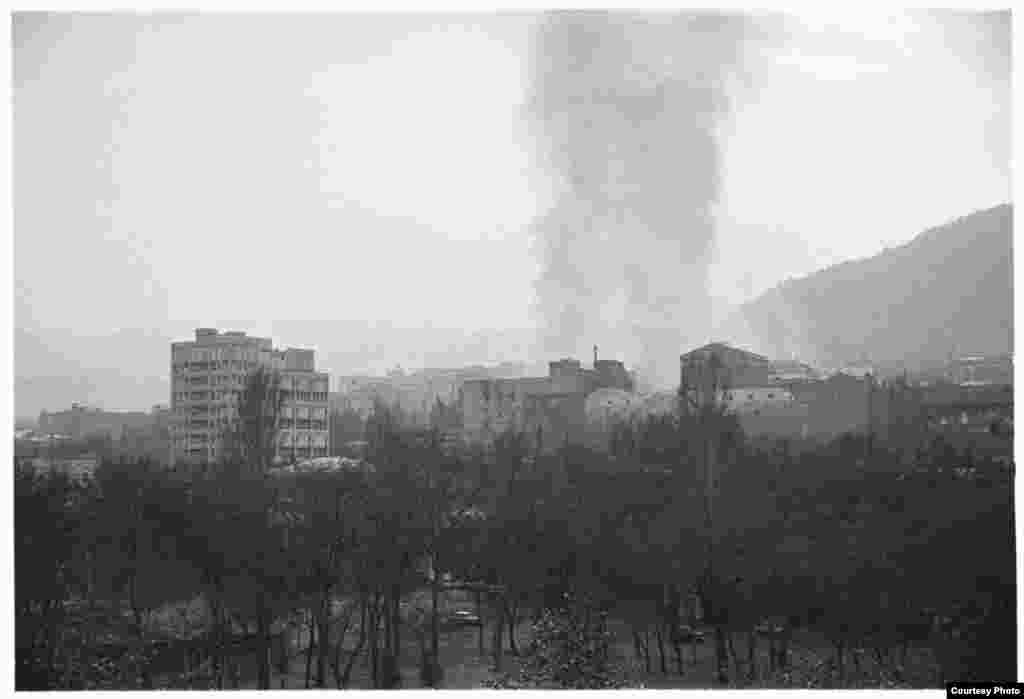 ომი ჩემი ფანჯრიდან. 1991-1992 წლები. შავ-თეთრი ფოტოგრაფია, ალუმინი. ავტორის ნებართვით