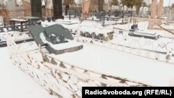 Кладовище в селищі Сартана Донецької області, яке постраждало під час обстрілу місцевості