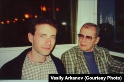 Василий Арканов с отцом. Нью-Йорк, 2000 год
