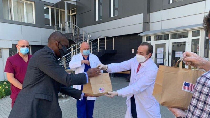 De Ziua Independenței Statelor Unite, ambasadorul Dereck Hogan a donat pachete cu mâncare lucrătorilor medicali
