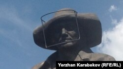 Фрагмент памятника металлургам, стоящего у Историко-культурного центра Первого президента в городе Темиртау. 5 июня 2015 года.