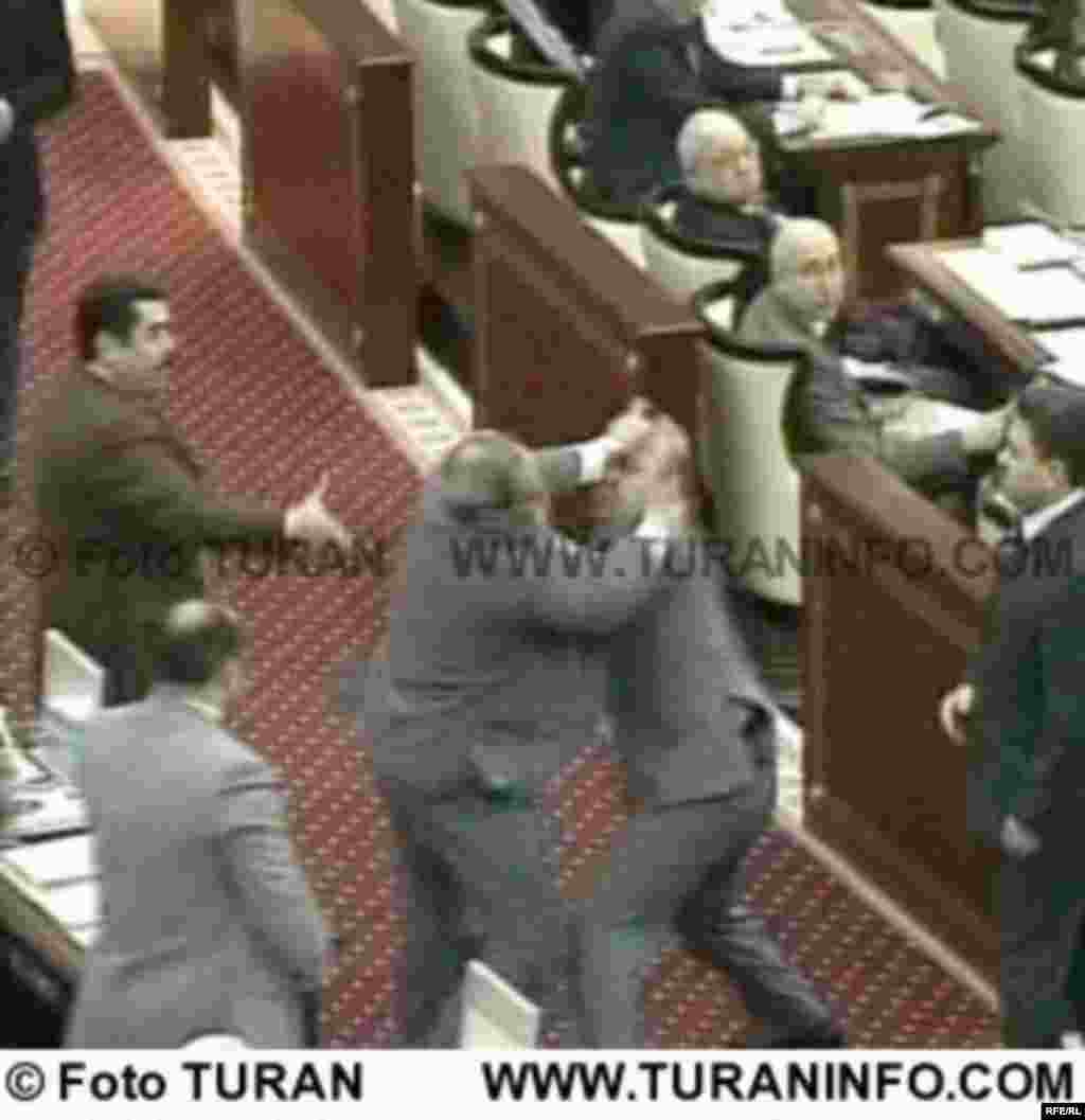 Deputatın sözü əvəzinə yumruğu işləyən anlar #3