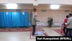Голосование на избирательном участке № 208 в Алматы. 26 апреля 2015 года.