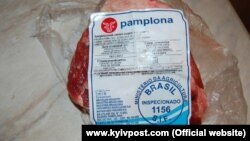 Пакет замороженої свинини, яка була вироблена в Бразилії, знайшли в шкільній їдальні Житомирської області. Сфотографували в квітні 2013 року, через місяць після того, як вона була заборонена в Україні