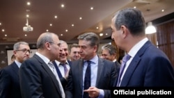 Armenia - Prime Minister Karen Karapetian (C) talks to Russian-Armenian businessmen at an event in Yerevan, 25Mar2017.