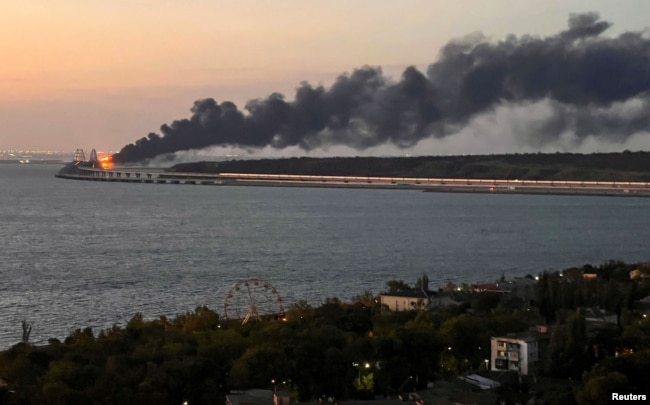 Пожежа на Керченському мосту на світанку в Керченській протоці. 8 жовтня 2022 року