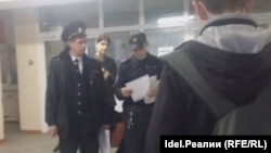 Idel.Realii journalists (backs turned), confronted by police in Kazan while covering the September 18 Russian parliamentary elections in Tatarstan.