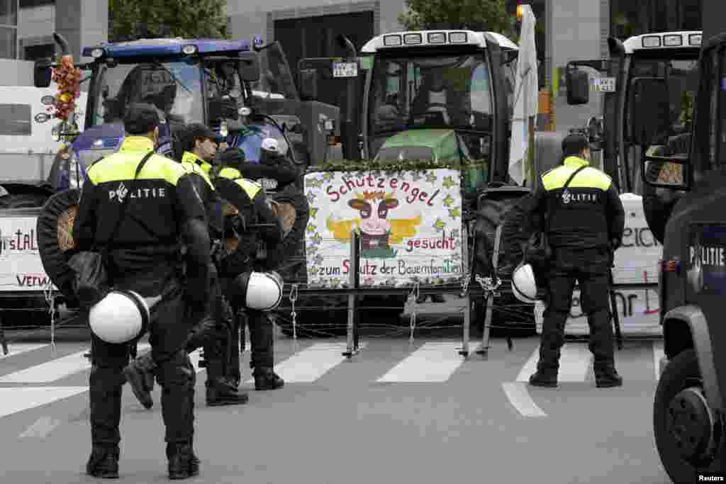 Polis etirazçılar önündə sədd qurub.&nbsp;​REUTERS/Jacky Naegelen