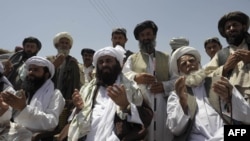 "Әл-Каида" ұйымының өлген басшысы Усама бин Ладенді еске алып, құран бағыштап отырған Үндістанның Кашмир аймағындағы мұсылмандар. 6 мамыр 2011 жыл.