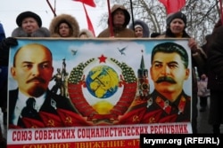 Плакат со Сталиным на митинге местной ячейки КПРФ в Севастополе, апрель 2015 года