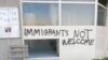 Grafiti protiv izbjeglica i migranata na zidu NVO 'Are you Syrious' u Zagrebu, 11. studenog 2018.