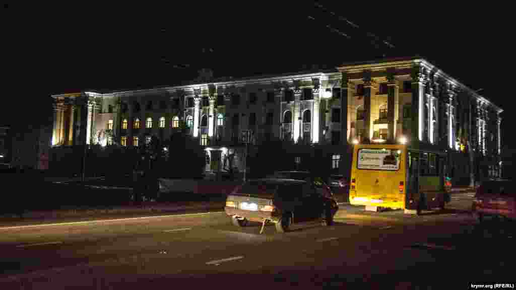 Прохожие, заметив подсветку здания российского правительства Крыма, выражали недовольство