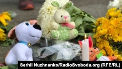 Цветы и детские игрушки у посольства Недерландов в Украине в память о жертвах катастрофы MH17, 17 июля 2018 года. 