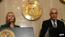 Міністр закордонних справ Єгипту Мохаммед Камель Амр і держсекретар США Гілларі Клінтон оголошують про перемир’я, Каїр, 21 листопада 2012 року