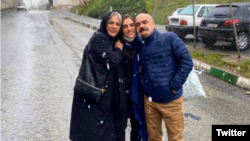 ارس امیری (وسط) با پدر و مادرش پس از رهایی مؤقت از زندان